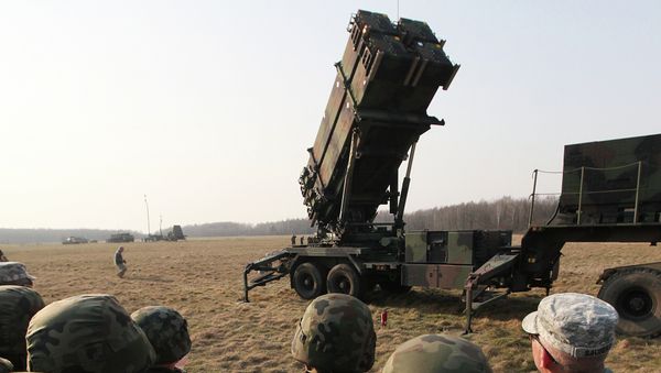 Polish and US soldiers look at a missile defense battery during joint exercises. - Sputnik International
