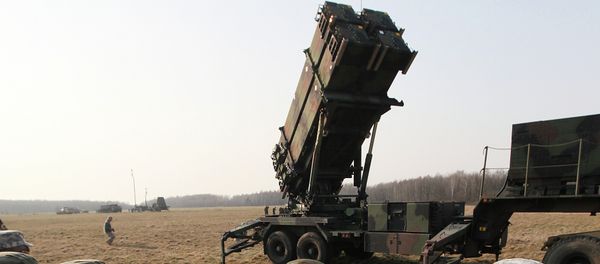 Polish and US soldiers look at a missile defense battery during joint exercises. - Sputnik International