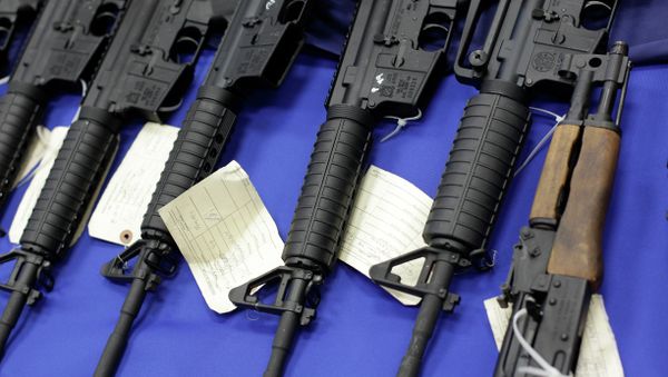 Cop of the Year Caught on Video Trafficking Guns for Infamous Drug Cartel - Sputnik International