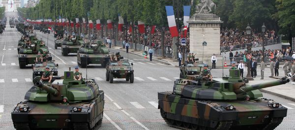 Leclerc tanks drive down the Bastille Day parade on the Champs-Elysees. - Sputnik International