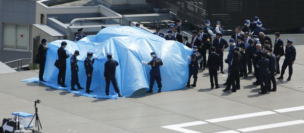 Police and security officials stand around a tarpaulin covering a drone on the roof of Prime Minister Shinzo Abe's official residence in Tokyo April 22, 2015 Police and security officials stand around a tarpaulin covering a drone on the roof of Prime Minister Shinzo Abe's official residence in Tokyo April 22, 2015 - Sputnik International