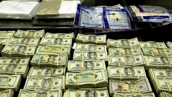 Cocaine and cash seized by the FBI during an investigation of a Mexican-based drug cartel is displayed during a press conference at the Dirksen Federal Building Monday, Dec. 13, 2004, in Chicago Cocaine and cash seized by the FBI during an investigation of a Mexican-based drug cartel is displayed during a press conference at the Dirksen Federal Building Monday, Dec. 13, 2004, in Chicago - Sputnik International