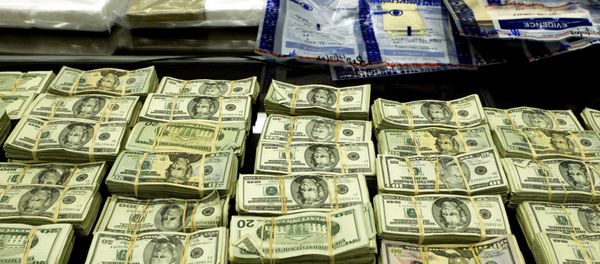 Cocaine and cash seized by the FBI during an investigation of a Mexican-based drug cartel is displayed during a press conference at the Dirksen Federal Building Monday, Dec. 13, 2004, in Chicago - Sputnik International