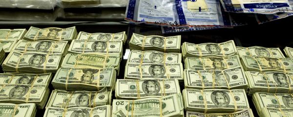 Cocaine and cash seized by the FBI during an investigation of a Mexican-based drug cartel is displayed during a press conference at the Dirksen Federal Building Monday, Dec. 13, 2004, in Chicago Cocaine and cash seized by the FBI during an investigation of a Mexican-based drug cartel is displayed during a press conference at the Dirksen Federal Building Monday, Dec. 13, 2004, in Chicago - Sputnik International