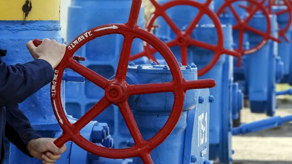 An employee turns a valve at a gas compressor station in the village of Boyarka, outside Kiev - Sputnik International
