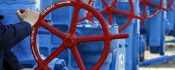 An employee turns a valve at a gas compressor station in the village of Boyarka, outside Kiev An employee turns a valve at a gas compressor station in the village of Boyarka, outside Kiev - Sputnik International
