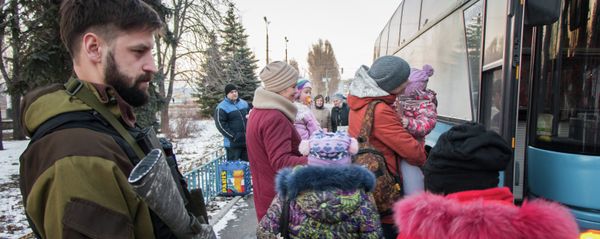 Militia of the Angel volunteer peacekeeping unit evacuate Donbas refugees - Sputnik International