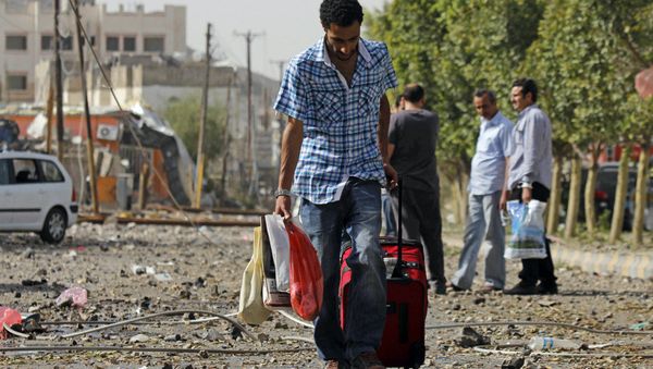 A man carries his belongings on a street of Sanaa. - Sputnik International