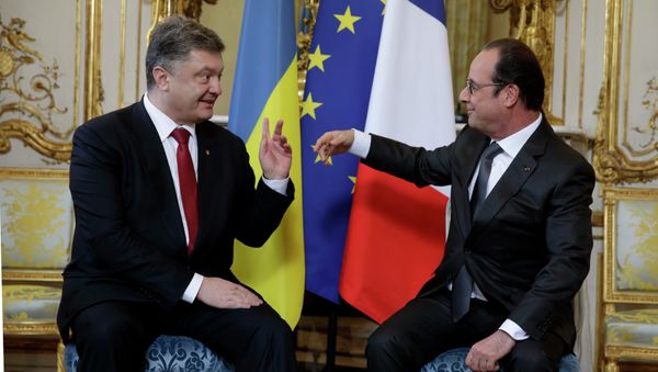 French President Francois Hollande (R) speaks with Ukraine's President Petro Poroshenko during a meeting at the Elysee Palace in Paris, April 22, 2015 French President Francois Hollande (R) speaks with Ukraine's President Petro Poroshenko during a meeting at the Elysee Palace in Paris, April 22, 2015 - Sputnik International