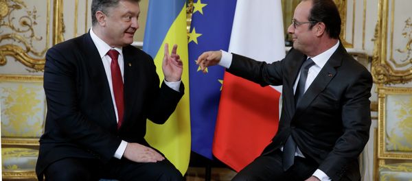 French President Francois Hollande (R) speaks with Ukraine's President Petro Poroshenko during a meeting at the Elysee Palace in Paris, April 22, 2015 - Sputnik International
