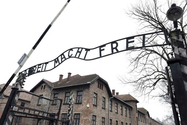 File photo of the sign Arbeit macht frei (Work Makes You Free) at the main gate of the former German Nazi concentration and extermination camp Auschwitz in Oswiecim January 19, 2015. - Sputnik International