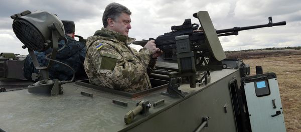 Ukrainian President Petro Poroshenko examines a British-made Saxon armored personnel carrier with a Ukrainian weapon system while visiting a military base outside Kiev on April 4, 2015 Ukrainian President Petro Poroshenko examines a British-made Saxon armored personnel carrier with a Ukrainian weapon system while visiting a military base outside Kiev on April 4, 2015 - Sputnik International