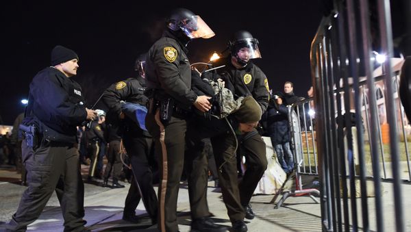 Police detain a protester outside the police station in Ferguson, Missouri, on November 25, 2014 Police detain a protester outside the police station in Ferguson, Missouri, on November 25, 2014 - Sputnik International