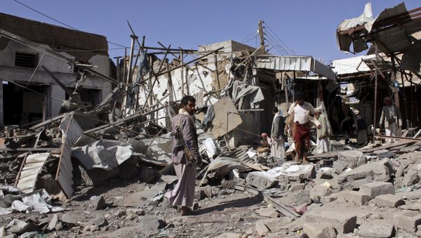 People inspect the site of an air strike in Yemen's northwestern city of Saada April 22, 2015 People inspect the site of an air strike in Yemen's northwestern city of Saada April 22, 2015 - Sputnik International