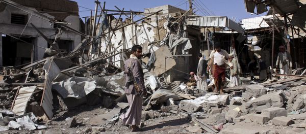 People inspect the site of an air strike in Yemen's northwestern city of Saada April 22, 2015 - Sputnik International