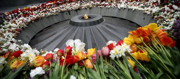 People mourn at the Tsitsernakaberd Armenian Genocide Memorial Museum in Yerevan, April 21, 2015 People mourn at the Tsitsernakaberd Armenian Genocide Memorial Museum in Yerevan, April 21, 2015 - Sputnik International