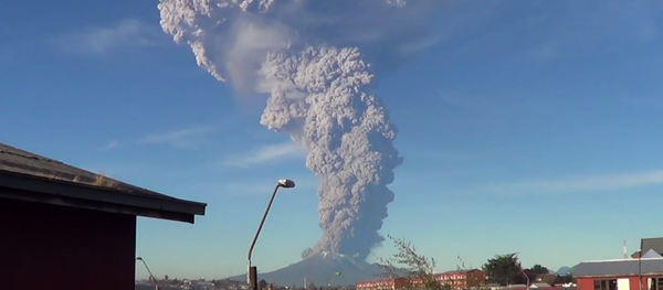 Volcano Erupts in Chile Sending Plume of Ash Miles into Sky (VIDEO) - Sputnik International
