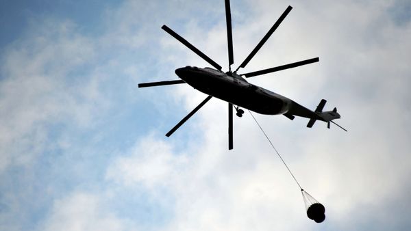 The helicopter of the Ministry of Emergency Situations of the Russian Federation extinguishes forest fires - Sputnik International