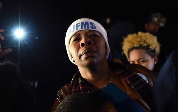 Michael Brown's mother Leslie McSpadden cries outside the police station in Ferguson, Missouri Michael Brown's mother Leslie McSpadden cries outside the police station in Ferguson, Missouri - Sputnik International