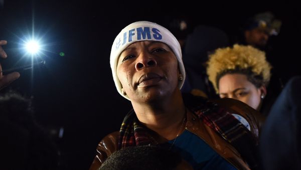 Michael Brown's mother Leslie McSpadden cries outside the police station in Ferguson, Missouri Michael Brown's mother Leslie McSpadden cries outside the police station in Ferguson, Missouri - Sputnik International