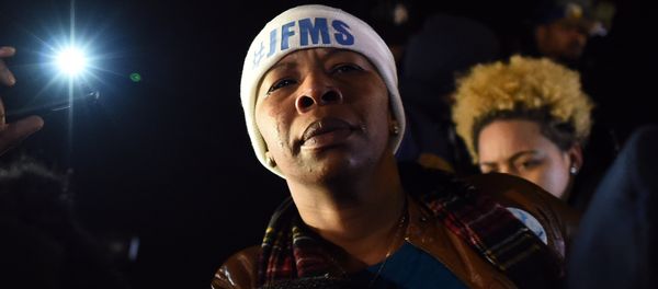 Michael Brown's mother Leslie McSpadden cries outside the police station in Ferguson, Missouri - Sputnik International