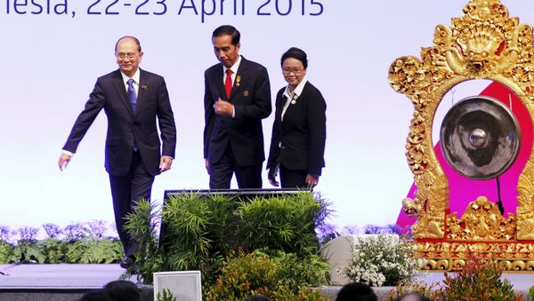 Myanmar's President Thein Sein, Indonesia's President Joko Widodo, and Indonesian Minister of Foreign Affairs Retno Marsudi walks after the opening ceremony of the Asian African Conference - Sputnik International