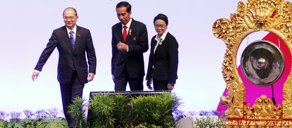 Myanmar's President Thein Sein, Indonesia's President Joko Widodo, and Indonesian Minister of Foreign Affairs Retno Marsudi walks after the opening ceremony of the Asian African Conference - Sputnik International