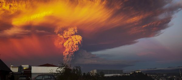 Smoke and ash rise from the Calbuco volcano as seen from the city of Puerto Montt, April 22, 2015. Smoke and ash rise from the Calbuco volcano as seen from the city of Puerto Montt, April 22, 2015. - Sputnik International