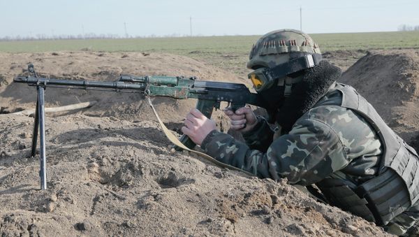A Ukrainian serviceman takes position at the front line outside Kurahovo, in the Donetsk region of Ukraine - Sputnik International