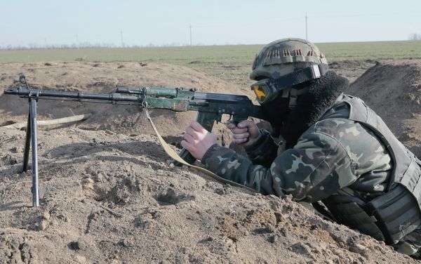 A Ukrainian serviceman takes position at the front line outside Kurahovo, in the Donetsk region of Ukraine A Ukrainian serviceman takes position at the front line outside Kurahovo, in the Donetsk region of Ukraine - Sputnik International