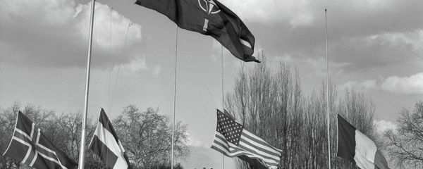 Soldiers hoist the flags of the members countries of the Atlantic Alliance (NATO) during the farewell ceremony at the SHAPE (Supreme Headquarters Allied Powers Europe) in Rocquencourt, Paris suburb, on March 31, 1967. - Sputnik International