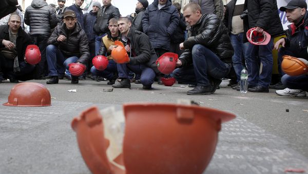 Ukrainian coal miners protest outside the president's office in Kiev - Sputnik International