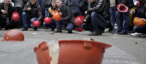 Ukrainian coal miners protest outside the president's office in Kiev Ukrainian coal miners protest outside the president's office in Kiev - Sputnik International