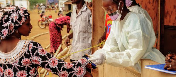 Sierra Leone health officials check passengers transiting at the border crossing with Liberia in Jendema on March 28, 2015 - Sputnik International
