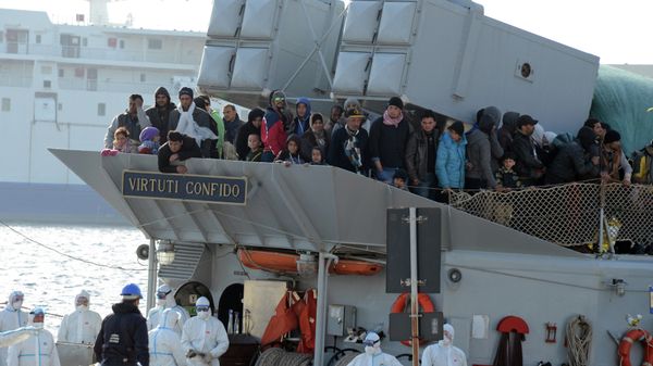 A boat transporting migrants arrives in the port of Messina after a rescue operation at see on April 18, 2015 in Sicily - Sputnik International