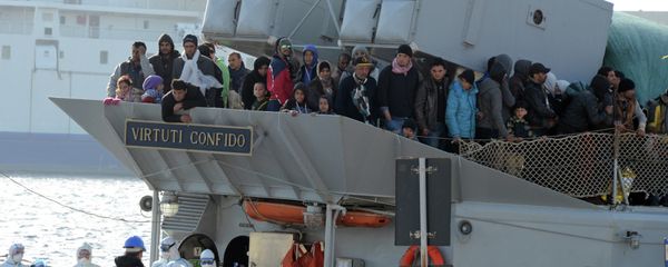 A boat transporting migrants arrives in the port of Messina after a rescue operation at see on April 18, 2015 in Sicily - Sputnik International