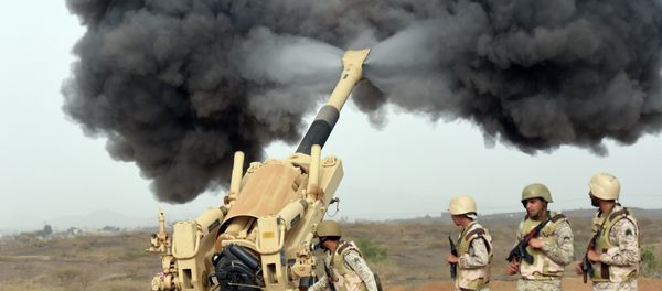 Saudi army artillery fire shells towards Yemen from a post close to the Saudi-Yemeni border - Sputnik International