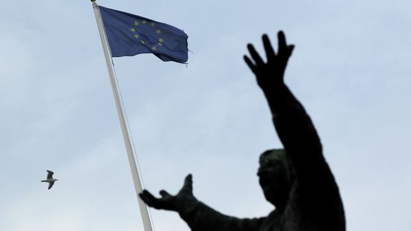 The European Union flag is seen with the statue of Irish trade union leader James Larkin in Dublin on December 11, 2013 The European Union flag is seen with the statue of Irish trade union leader James Larkin in Dublin on December 11, 2013 - Sputnik International