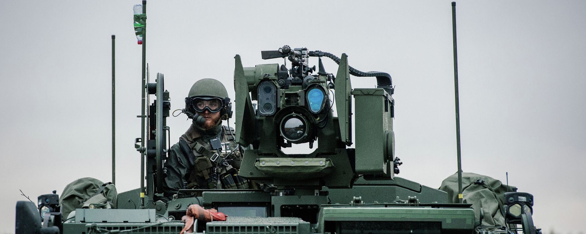 A soldier from the Swedish Armed Forces, looks on from top of the Patria XA-360 AMV (Armored Modular Vehicle) at Hagshult Airbase - Sputnik International, 1920, 13.07.2023