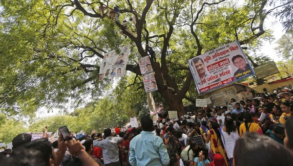 Supporters of Aam Aadmi (Common Man) Party (AAP) watch as others try to rescue a farmer who hung himself from a tree during a rally organized by AAP, in New Delhi April 22, 2015 Supporters of Aam Aadmi (Common Man) Party (AAP) watch as others try to rescue a farmer who hung himself from a tree during a rally organized by AAP, in New Delhi April 22, 2015 - Sputnik International
