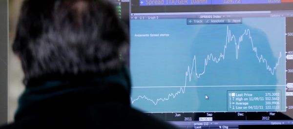 A man watches a monitor showing graphic of spread performance between Italian and German bonds, in Milan, Italy, Thursday, Jan. 15, 2015 A man watches a monitor showing graphic of spread performance between Italian and German bonds, in Milan, Italy, Thursday, Jan. 15, 2015 - Sputnik International