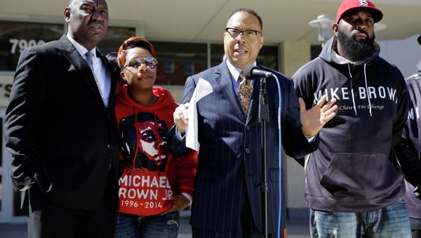 The family of Michael Brown, the unarmed teenager whose death at the hands of police in Ferguson, Mo. sparked protests across the country, has filed a wrongful death lawsuit against the city. - Sputnik International