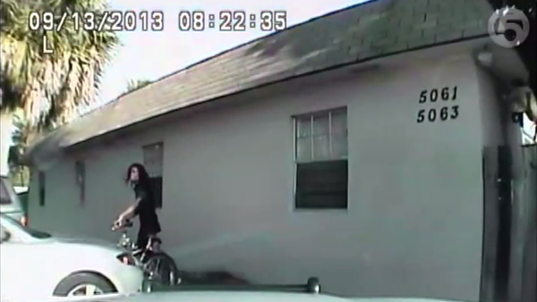 Newly released footage of a 2013 incident shows a Palm Beach, Fla. sheriff's deputy shooting an unarmed man holding a cell phone within seconds of stopping him. - Sputnik International
