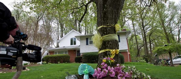 A cameraman photographs flowers and ribbon on a tree outside Weinstein family house in Rockville, Md., Thursday, April 23, 2015 A cameraman photographs flowers and ribbon on a tree outside Weinstein family house in Rockville, Md., Thursday, April 23, 2015 - Sputnik International
