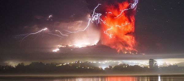 This view from Puerto Varas, southern Chile, shows a high column of ash and lava spewing from the Calbuco volcano, on April 23, 2015. - Sputnik International