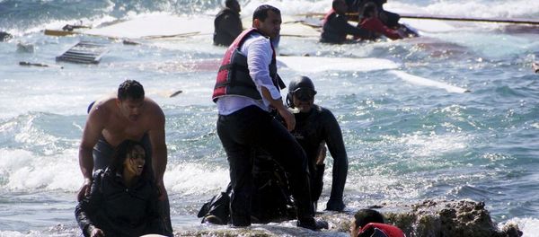 Migrants, who are trying to reach Greece, are rescued by members of the Greek Coast guard and locals near the coast of the southeastern island of Rhodes April 20, 2015. - Sputnik International