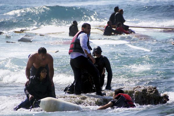 Migrants, who are trying to reach Greece, are rescued by members of the Greek Coast guard and locals near the coast of the southeastern island of Rhodes April 20, 2015. - Sputnik International