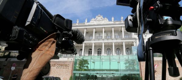 Cameras stand in front of a luxury downtown hotel, where closed-door nuclear talks with Iran take place, in Vienna, Austria - Sputnik International