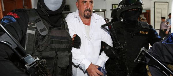 Serge Atlaoui, center, a French national who is on death row after being convicted of drug offences, is escorted by armed police officers upon arrival for his judicial review hearing at the district court in Tangerang, Indonesia. Serge Atlaoui, center, a French national who is on death row after being convicted of drug offences, is escorted by armed police officers upon arrival for his judicial review hearing at the district court in Tangerang, Indonesia. - Sputnik International