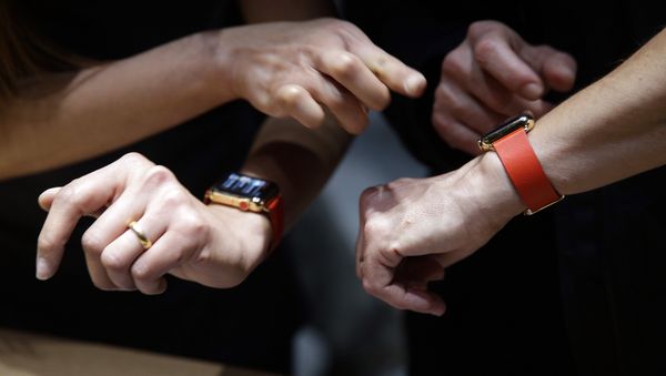 Members of the media and Apple guests get to review the new Apple Watch in the demo room after the Apple event  - Sputnik International